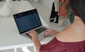 Donna impegnata in un lavoro al computer