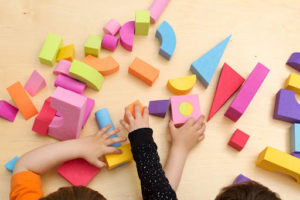 Bambini che giocano e scoprono il mondo insieme