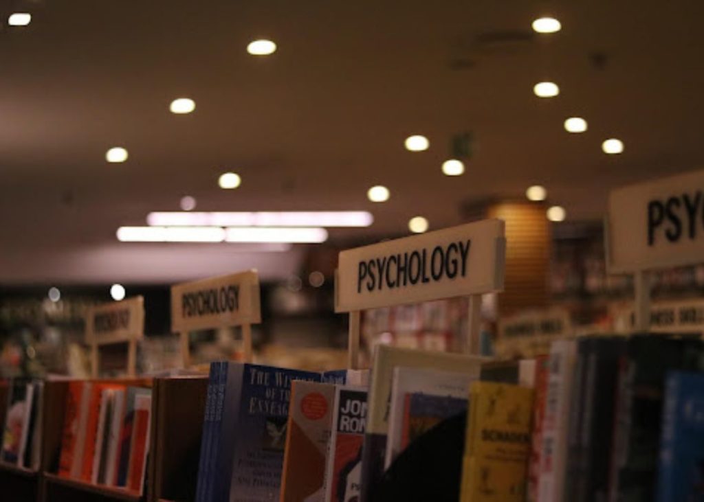 Libri di psicologia su scaffali