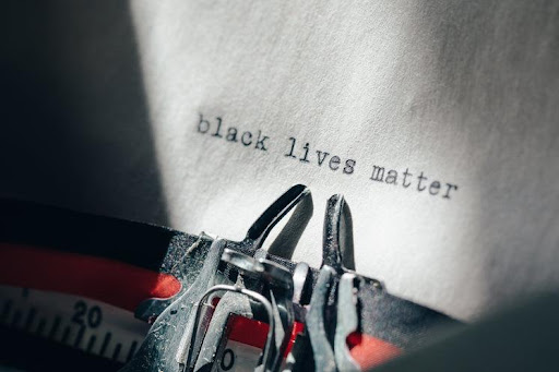 una macchina da scrivere digita la frase “black lives matter”
