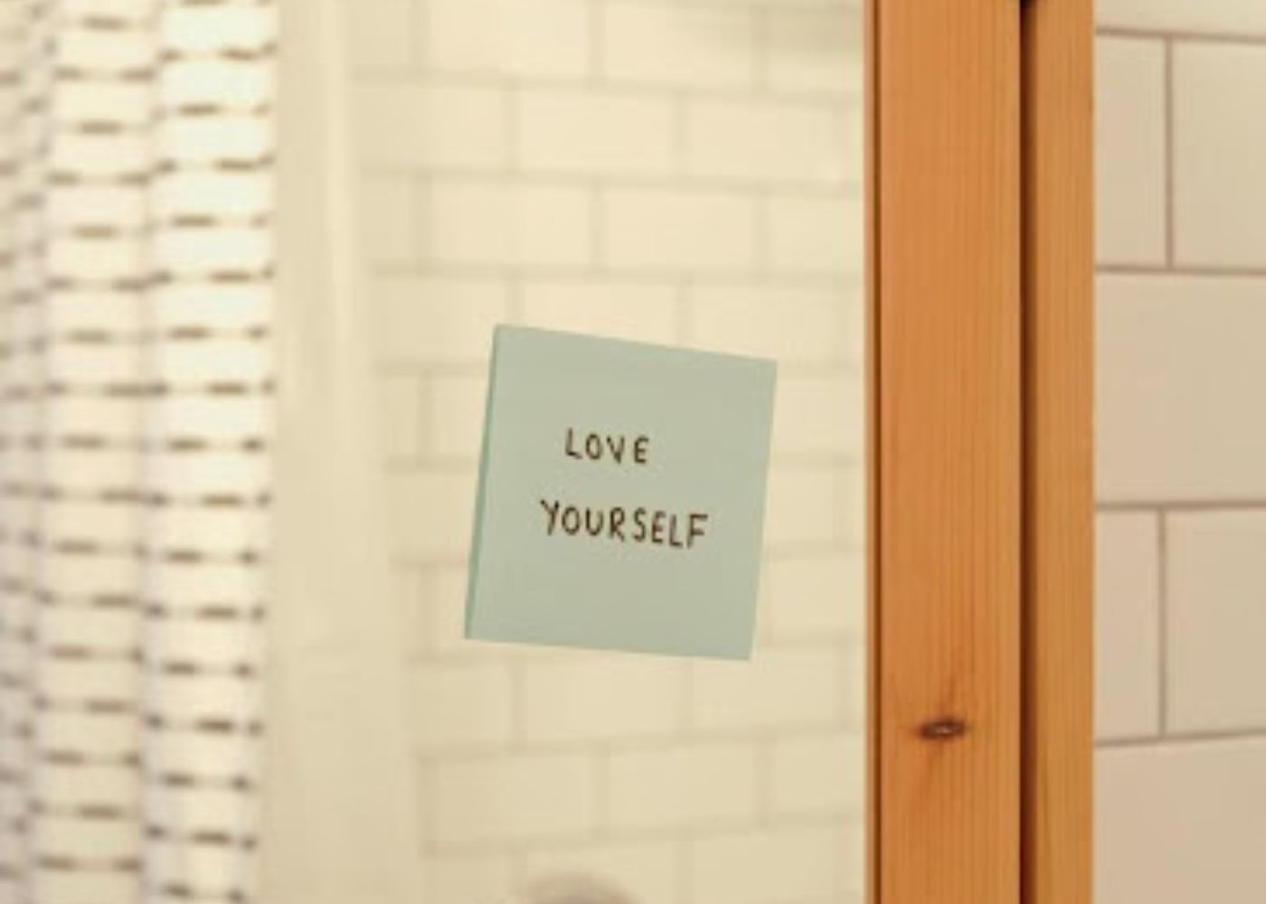Specchio con scritta love yourself
