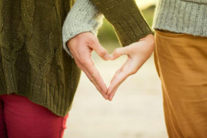 Partner che formano un cuore con le loro mani.