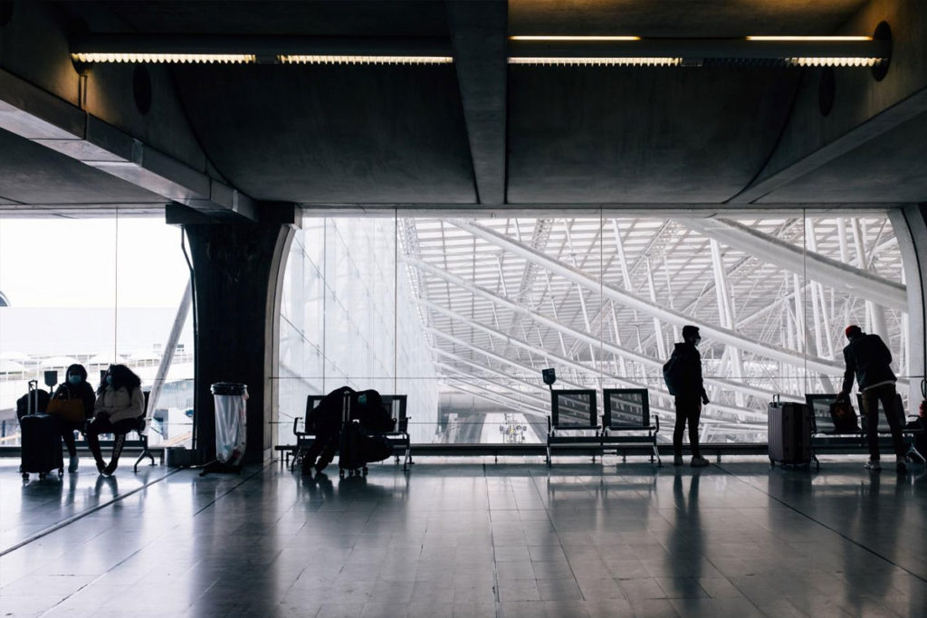 Alcune persone con sindrome da viaggiatore sono in attesa di prendere il prossimo volo e attendono in aeroporto