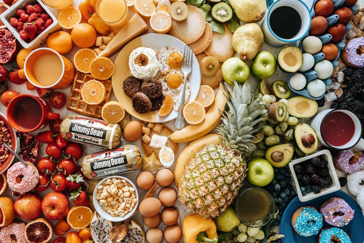 Cibo sano e cibo spazzatura in un unico tavolo per insegnare l’importanza della sana alimentazione