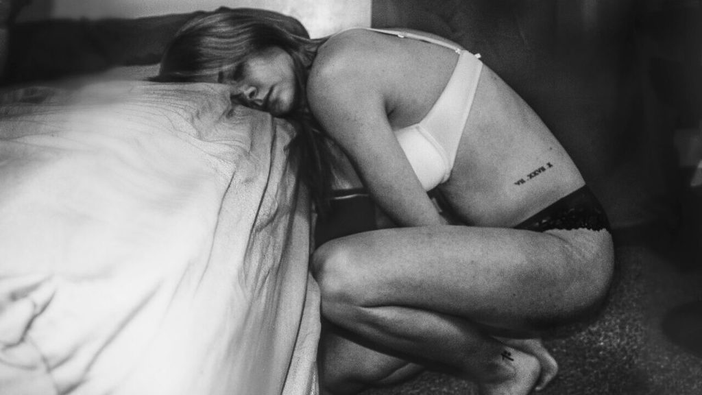 Donna che soffre per cause endometriosi