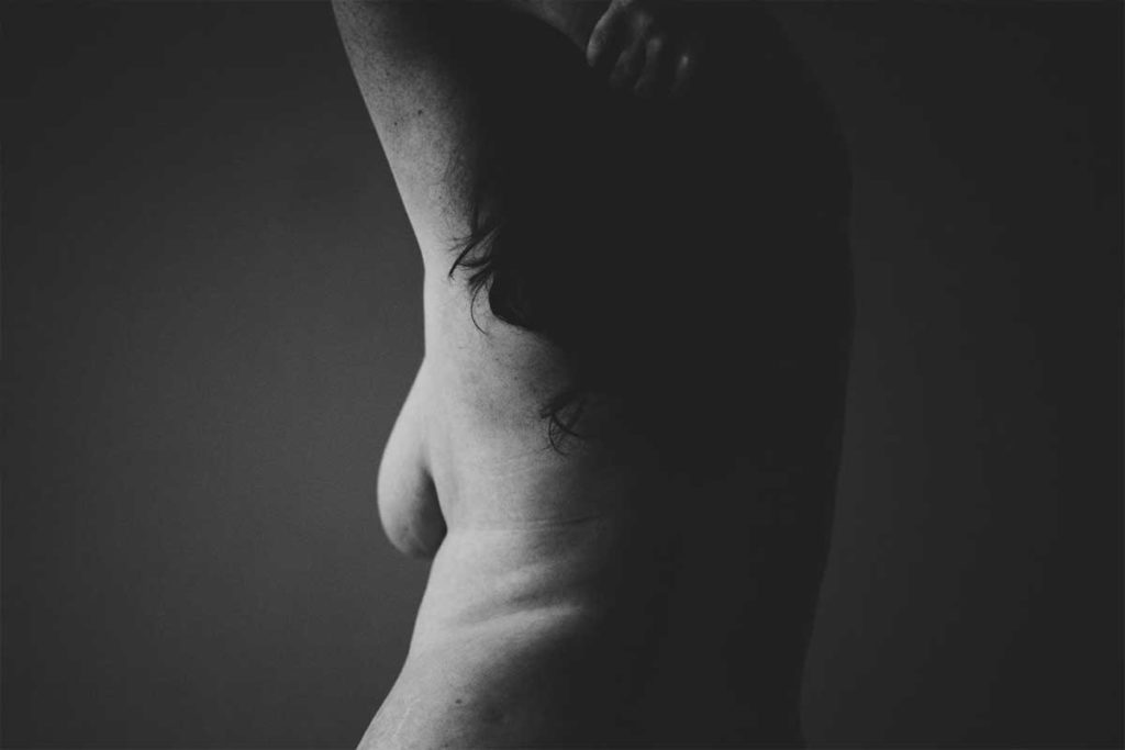 Una donna si fotografa per evidenziare la bellezza e la particolarità del proprio corpo nonostante i chili di troppo