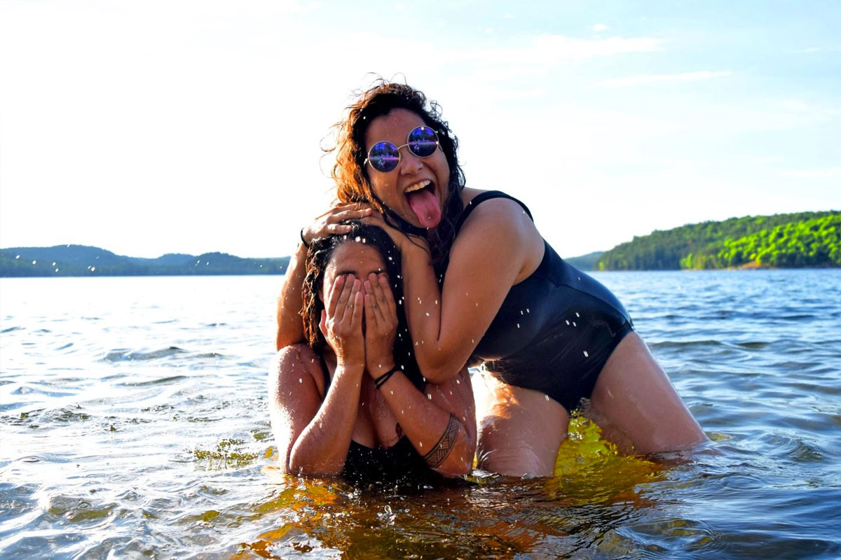 Due ragazze diventano amiche in vacanza e rafforzano il legame estivo con il gioco in acqua