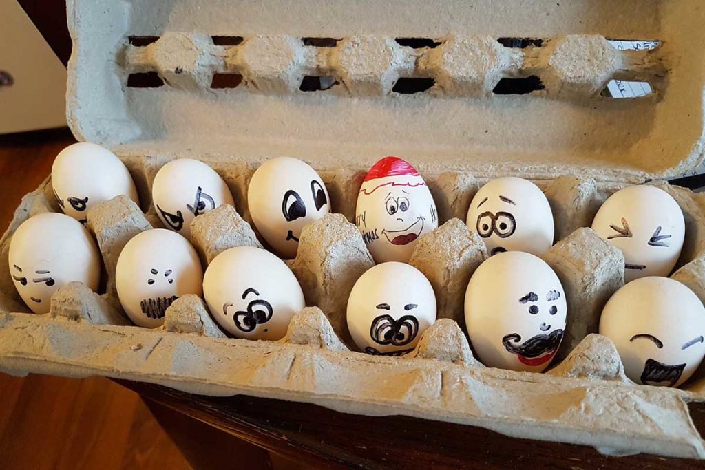 Uova con espressioni che esprimono vari tipi di emozioni