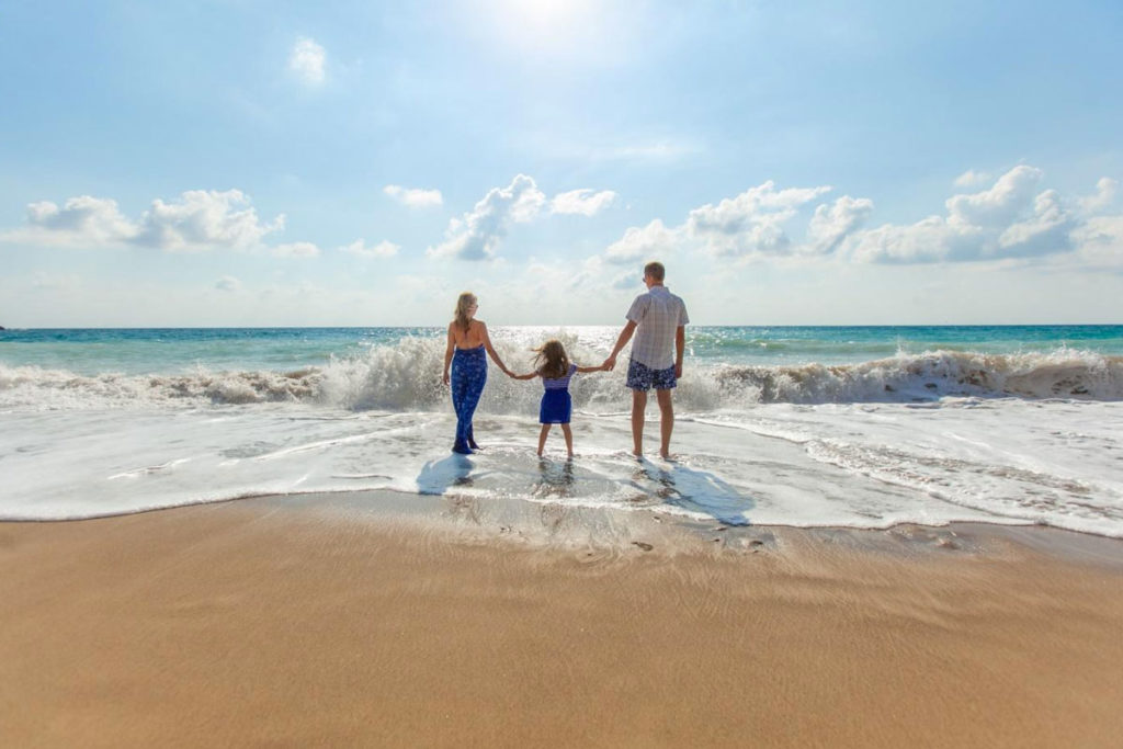 Una famiglia è in vacanza in visita al mare nel tentativo di fuggire dallo stress estivo