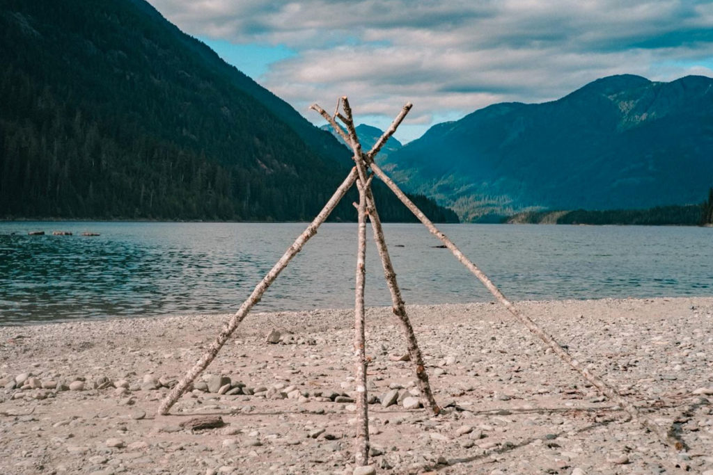 Persone costruiscono una tenda sul lago per ottenere benefici mentali dalla connessione con la natura