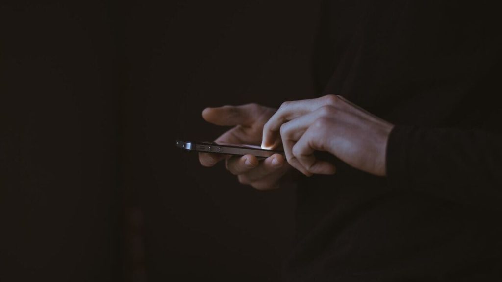Una persona usa il cellulare