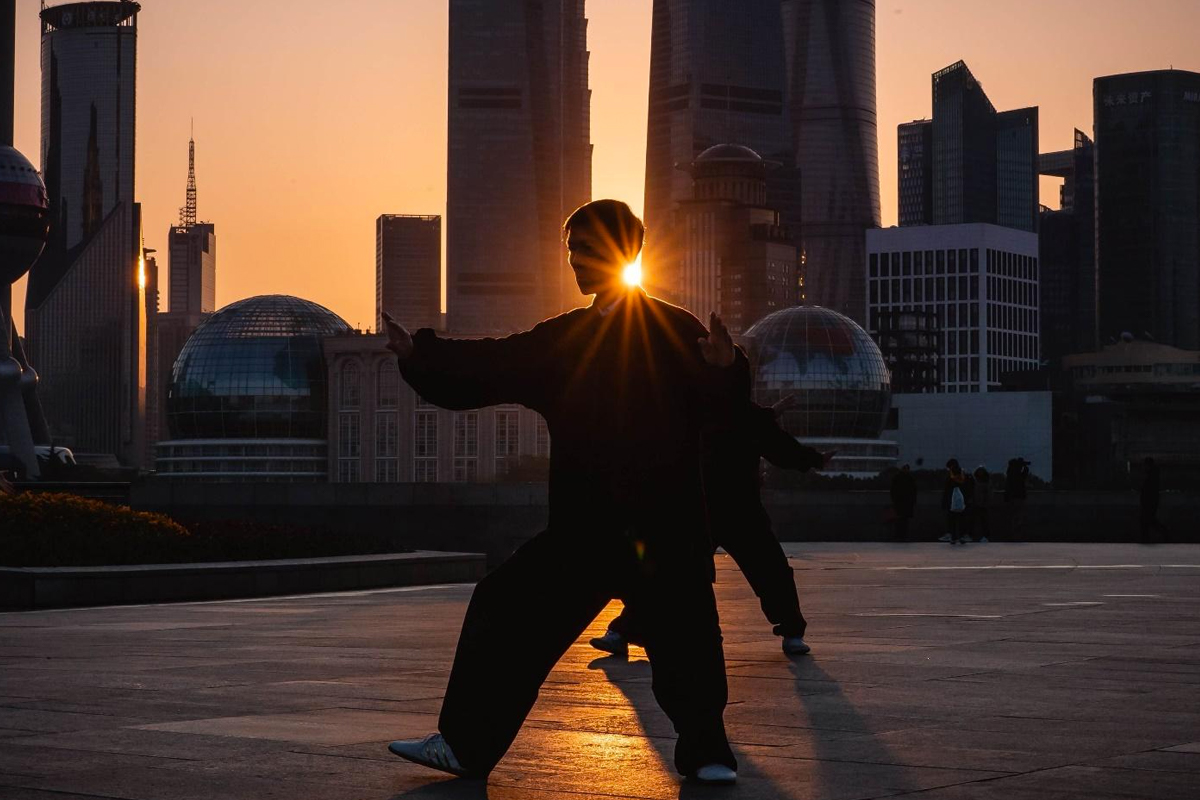 Atleta cinese che pratica il Taijiquan al tramonto