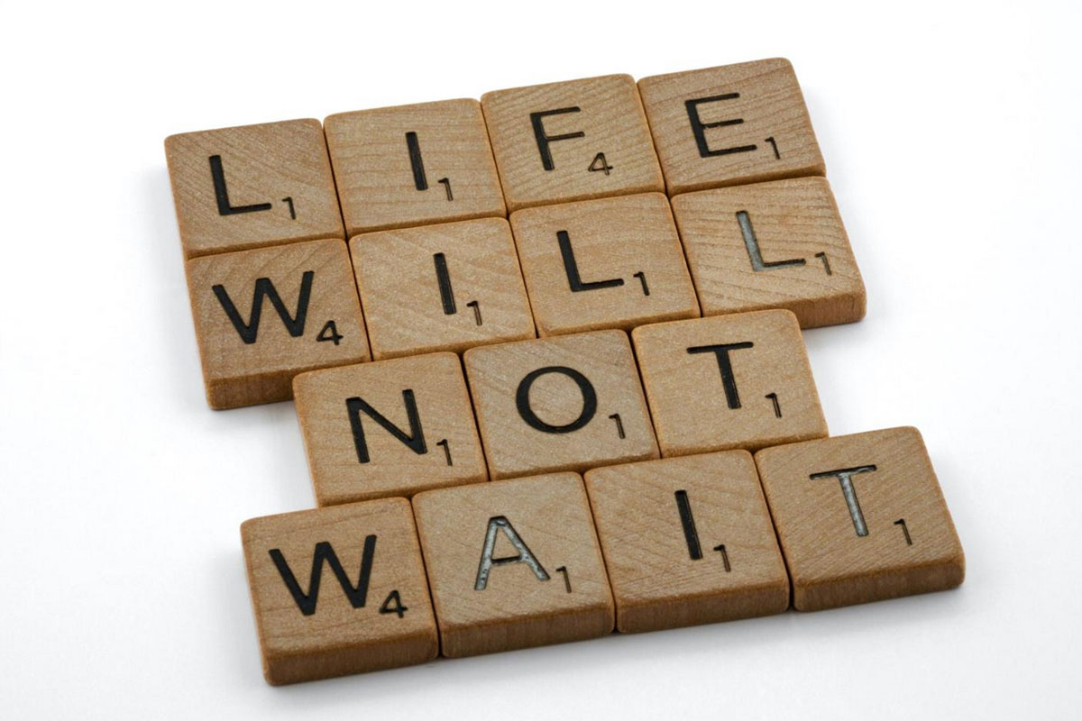 Lettere compongono la scritta “Life will not wait”.
