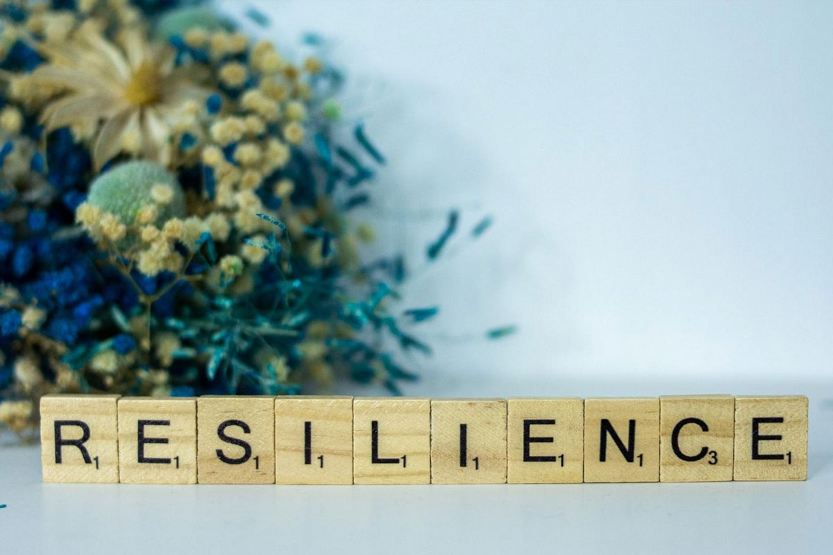 Cubi di lettere compongono la scritta “Resilience”.