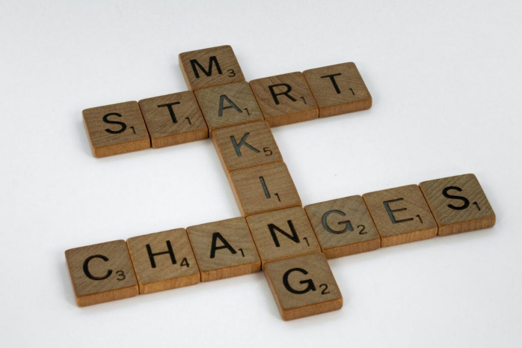 Lettere della scritta “Start making changes”.