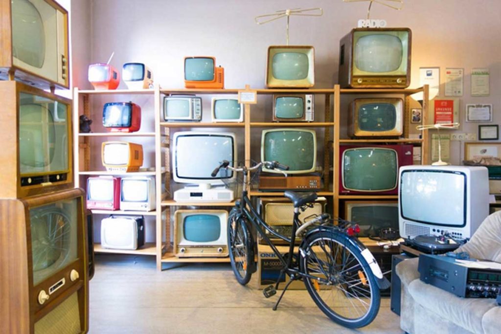 Un negozio di televisori vintage ricorda l’importanza di mischiare la logica alle emozioni tramite l’ausilio dei ricordi, ma non solo