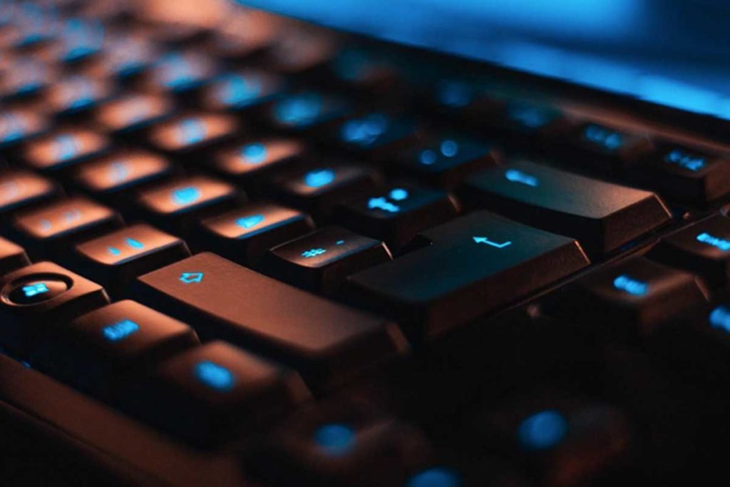 Tastiera di un computer che viene frequentemente utilizzato per rubare l’identità online