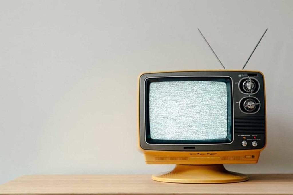 Il televisore è pronto a mandare in diretta la pubblicità con la presenza di un testimonial