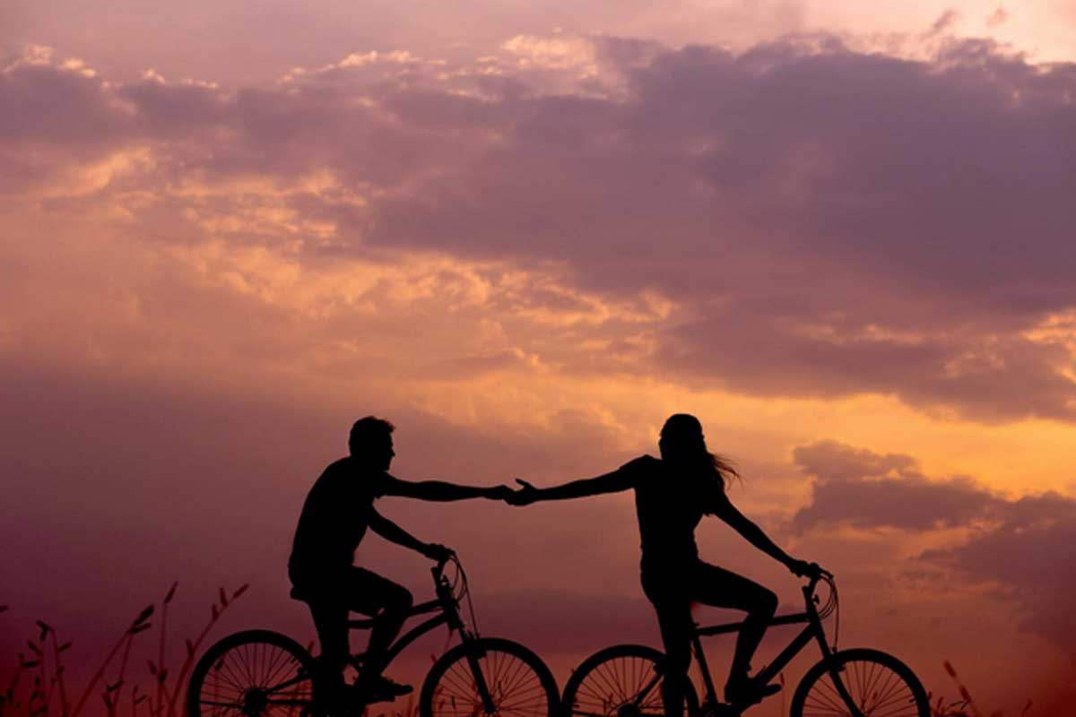 Una coppia in bicicletta vive un momento in cui prevale il meccanismo della reattanza e uno dei due tenta di non cedere alle persuasioni