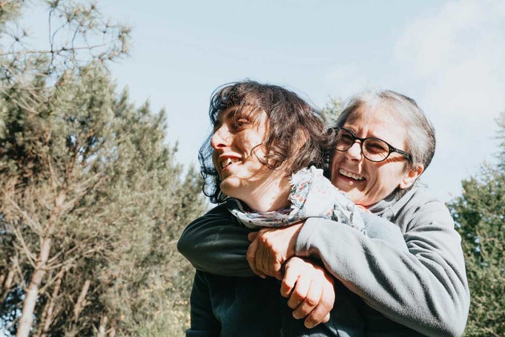 Una donna anziana e sua figlia passano del tempo insieme nel tentativo di superare i disturbi affettivi della terza età