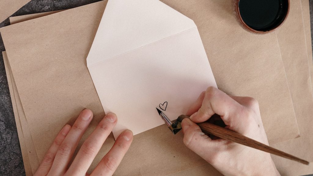La scrittura come terapia: una donna scrive una lettera a un amante immaginario