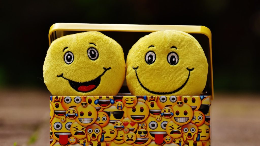 diritti assertivi: due emoticon gialli di peluche ci mostrano che significhi difendere e condividere lo spazio emotivo