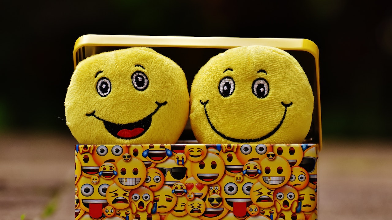 diritti assertivi: due emoticon gialli di peluche ci mostrano che significhi difendere e condividere lo spazio emotivo