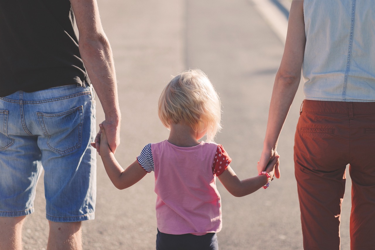 Genitori elicottero tra affetto e controllo dei figli