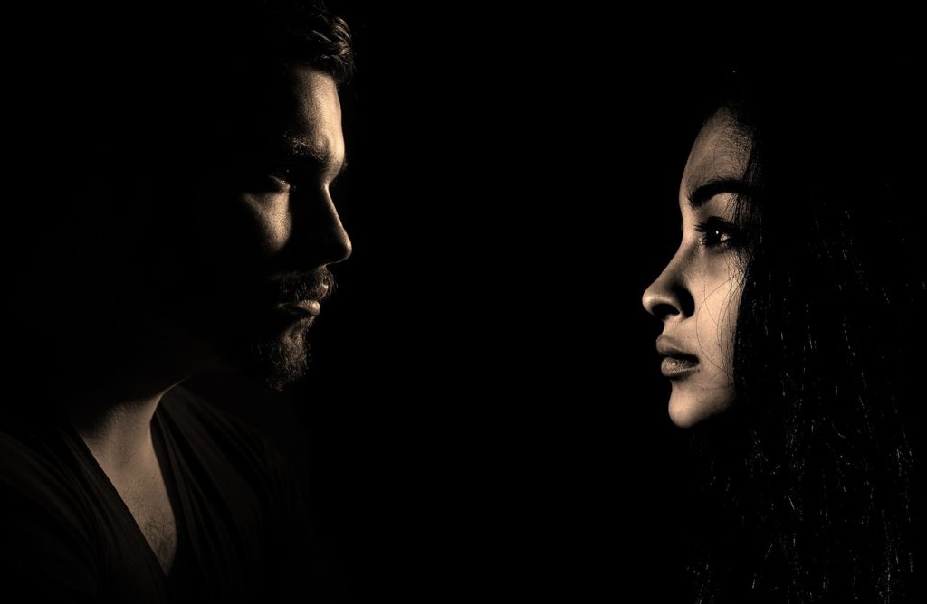uomo disinnamorato con la sua partner