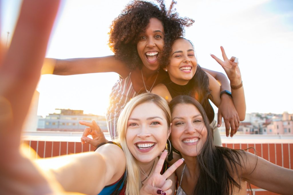 amiche sorridono e si divertono insieme