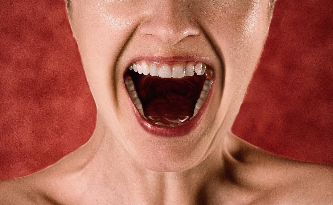 una donna urla spalancando la bocca