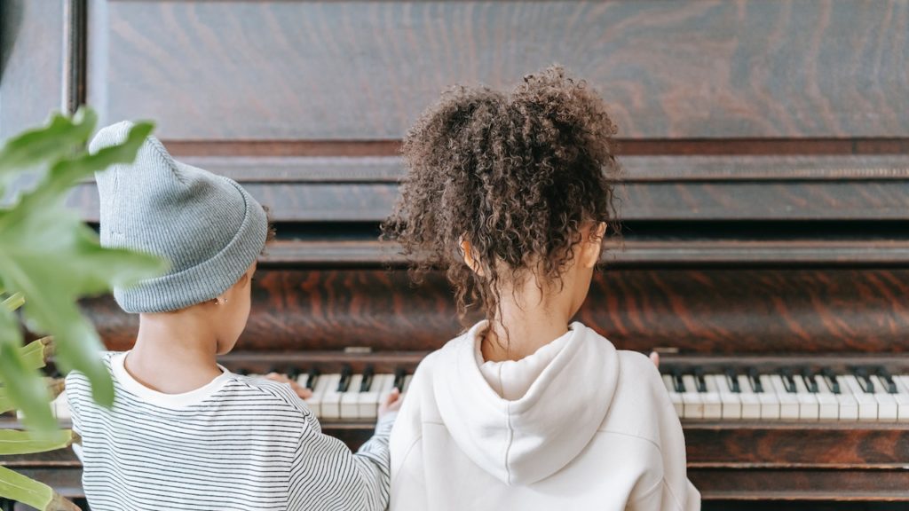 Crisi isteriche nei bambini: due fratelli suonano un pianoforte dopo aver superato la crisi isterica del più piccolo