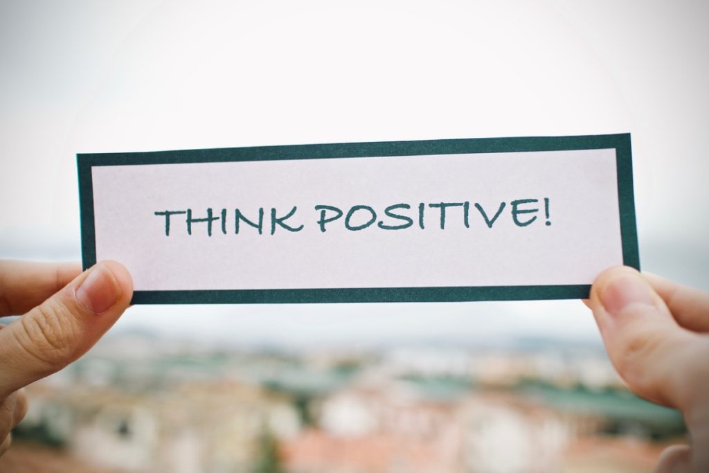 biglietto con scritto think positive