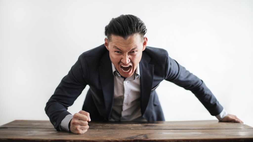 Persone negative, un capo aziendale urla contro i suoi dipendenti