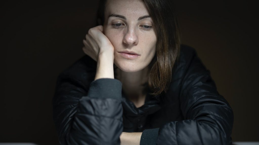 Serotonina e depressione: una donna visibilmente triste, forse a causa di bassi livelli di serotonina