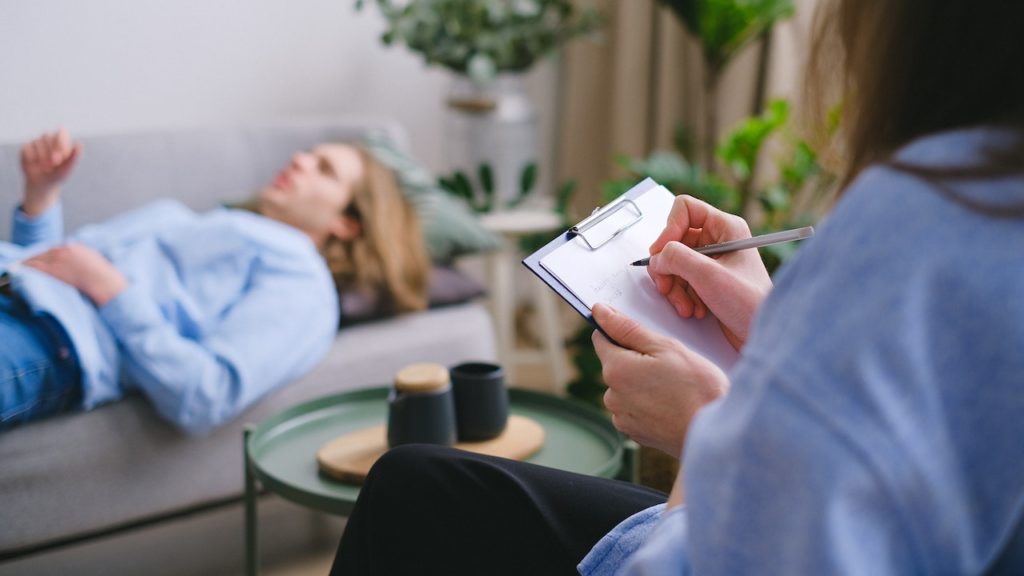 setting in psicoterapia: un paziente steso su un lettino in un ambiente neutro e accogliente