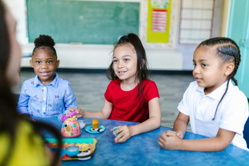 Bambini di culture diverse studiano insieme