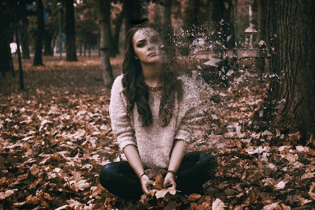visione distorta di una ragazza seduta nel bosco