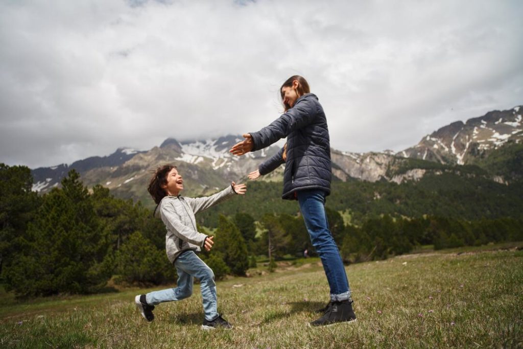 un bambino corre felice verso la mamma 