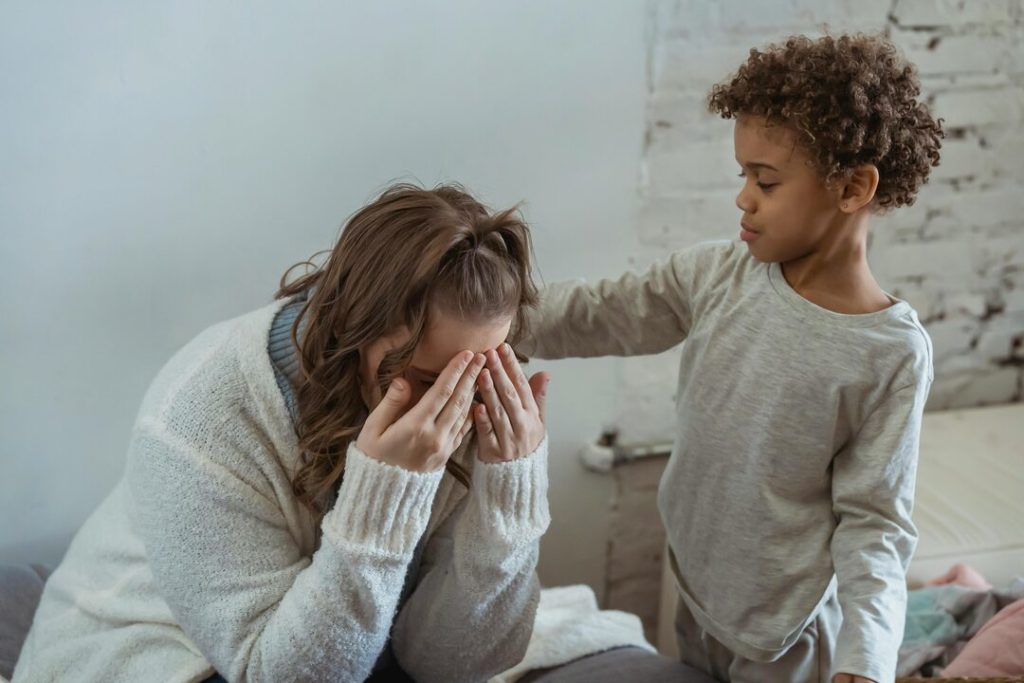 madre consolata dal figlio