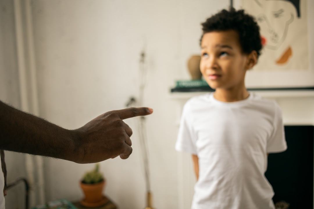 padre sgrida il figlio