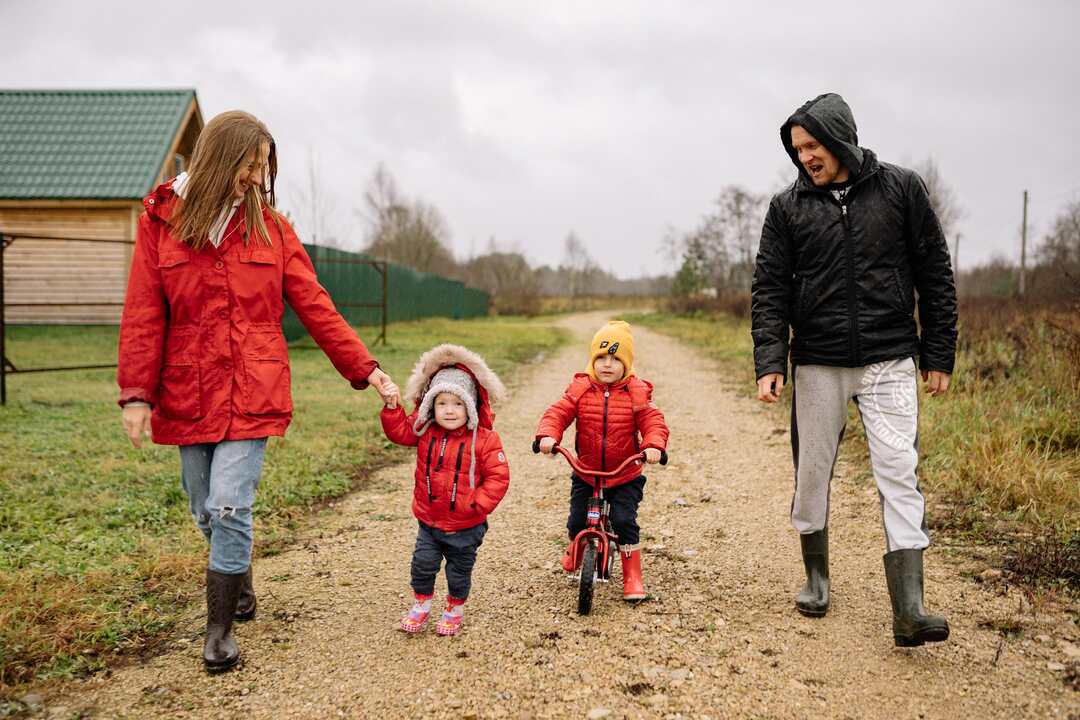 genitori separati e figli fanno una passeggiata