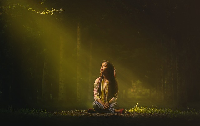 una donna seduta a gambe incrociate in connessione con la natura