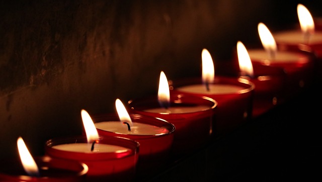 candele accese in segno di commemorazione dopo un lutto