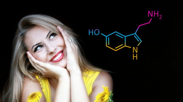 donna sorride con simbolo chimico della serotonina