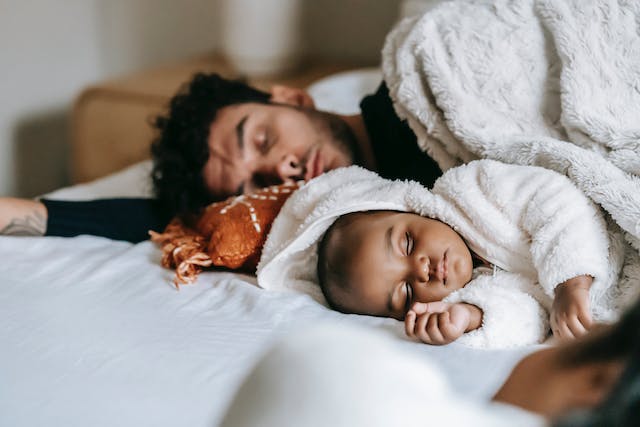 padre e figlio dormono nello stesso letto