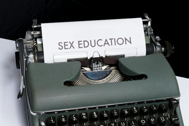 macchina da scrivere e foglio con scritto "sex education"