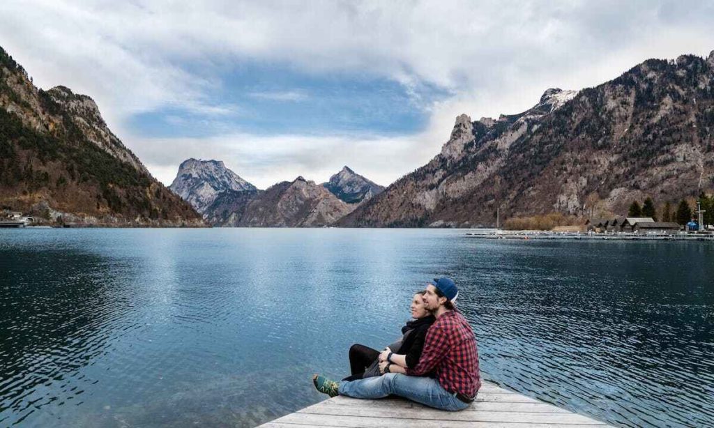 Frasi sull'abitudine in amore: una coppia si specchia in un lago