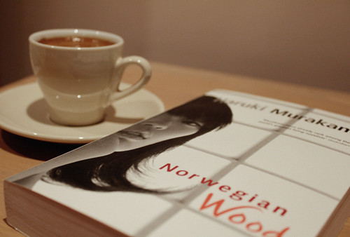 Norwegian Wood: copertina del libro e una tazza di caffè