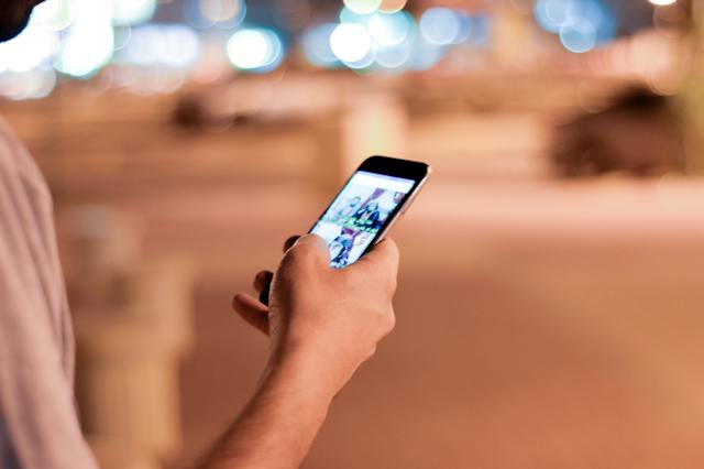 una persona fa scrolling sul suo smartphone